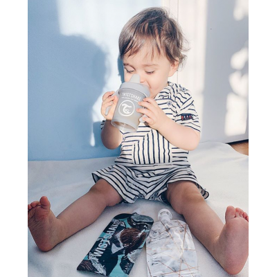 Twistshake Κύπελλο Mini Cup 230ml 4+ Μηνών Pastel Grey με μίξερ φρούτων